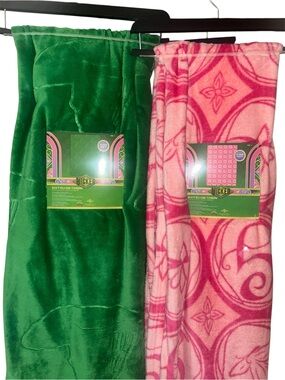 (2) Wicked Green Solid & Pink Pattern Plush Throws (NWT) 50 in W x 70 in L